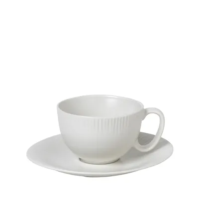 Produktbild von Broste Copenhagen SANDVIG soft white Tasse mit Untertasse 2tlg.