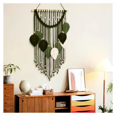 Produktbild von Makramee Wandbehang im Boho Stil mit Holzperlen und grünen Blättern, handgefertigter Wandteppich für Schlafzimmer, Wohnzimmer, Büro und Flur (Grün und Weiß)