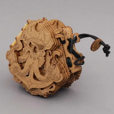 Rundes Holzpuzzle Blackbeard mit Seilzug; mehrschichtiges Relief aus Anker, Tentakeln und Piratenschädel in Nahaufnahme.