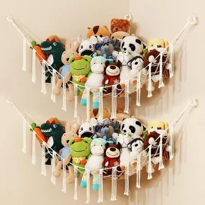 Image de lot de 2 filets de rangement pour animaux en peluche, hamac douillet de style boho en macramé, organisateur de jouets suspendu pour peluches et ours en peluche dans la chambre d'enfant.