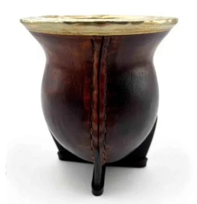 Imagen del producto de YVY Maté – Juego de mate y calabaza "Camionero Alpaka & Bronze" de 200 ml – Cuero color ocre – Fabricado a mano en Uruguay