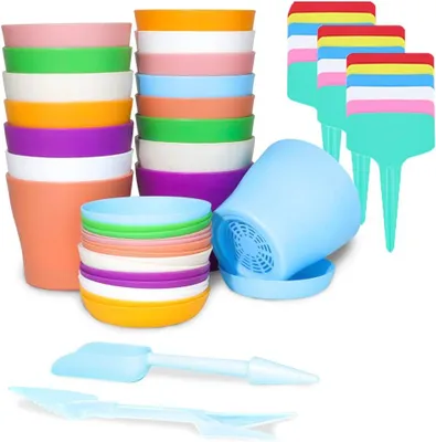 Produktbild von Ein farbenfrohes Set aus 36 Kunststoff-Pflanzgefäßen, bestehend aus 16 kleinen Blumentöpfen für den Innenbereich, 18 Pflanzetiketten und 2 Mini-Umtopfwerkzeugen