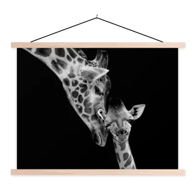 Produktbild von MuchoWow® Textilposter Porträt - Giraffe - Tiere - Schwarz - Weiß 120x90 cm mit holzfarbenen Rahmen - Magnetisch