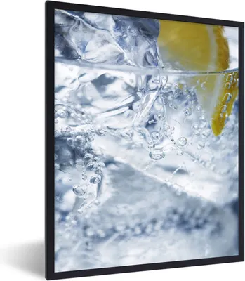 Produktbild von MuchoWow® Gerahmtes Poster Nahaufnahme eines Gin-Tonic-Getränks 60x80 cm - Poster mit Schwarzem Bilderrahmen Wandposter Rahmen Foto Bilder - Premium - Wanddeko Wohnzimmer