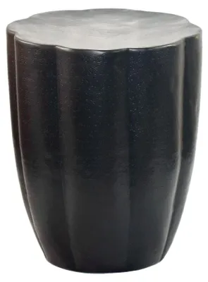 Beistelltisch Aluminium Schwarz 41 cm mit wellenförmiger grauer Tischplatte und geripptem Aluminiumgestell.