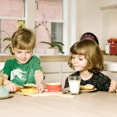 Obrázek produktu pro Nástroj na krájení sýra, vyrobený z nerezové oceli, s červenou rukojetí, určený pro krájení sýra do plátků, 1 kus