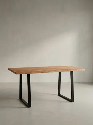 Der Massivholz-Schreibtisch mit seiner warmen Holzfarbe und den robusten schwarzen Beinen als Statement-Möbel für das Arbeitszimmer._#sku_BARKWL7.262#