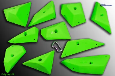 Zehn grüne Klettergriffe Polytops XL von Move-it-Climbingholds; geeignet für Kletterwände; mit einem Karabiner in der Mitte.