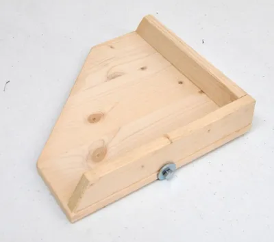 Produktbild von Nagereckbrett Nagerecke Nager Brett Holz Ecke mit Rand 17x17 cm