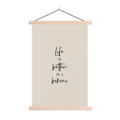 Produktbild von MuchoWow® Textilposter Das Leben ist besser im Bikini - Beige - Zitat 120x180 cm mit holzfarbenen Rahmen - Textil-Plakat