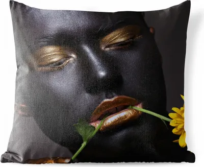 Produktbild von MuchoWow® Outdoor Kissen - Frau - Gold - Blume - 45x45 cm - Wetterfest - Lounge Kissen - Fotokissen - Dekoratives Kissen
