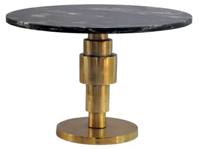 Runder Couchtisch Marmor Schwarz mit schwarzer Marmorplatte und goldenem Aluminium-Säulenfuß in Gesamtansicht.