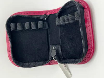 Produktbild von Hausapotheke 10 Globuli Gläser Leder (ohne Gläser) | Mini | OMEO® beere