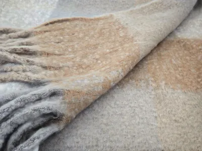 Produktbild von styleBREAKER Damen Webschal mit Karomuster | Kuscheliger Winterschal mit langen Fransen | Weiches Schultertuch 50 x 190 cm | Oversize Stola warm & pflegeleicht