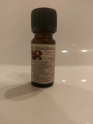 Kleine braune Flasche mit einem schwarzen Verschluss. Auf dem Etikett steht "Weihnachtsmischung".