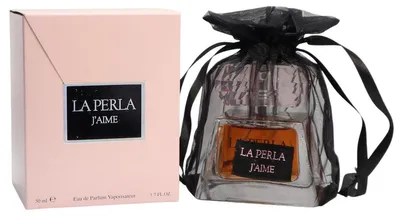 Parfümflakon La Perla J’aime im schwarzen Organzabeutel mit Schleifenband, daneben rosafarbene Box mit schwarzem Label.