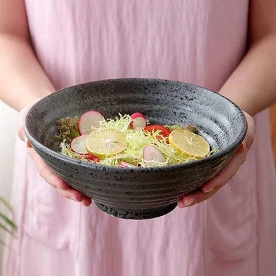 Image de Grand saladier en céramique - saladier rond fait main pour la soupe, la salade et les céréales - 23 cm