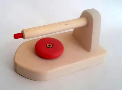 Produktbild von Spielzeugbügeleisen aus rotem Holz für Kinder, ideal für Rollenspiele, 13 x 7 x 9 cm
