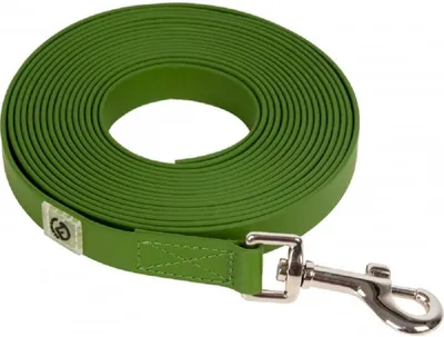 Imagen del producto de Azada de color verde oliva, de 5 metros de largo y 2 centímetros de ancho, ideal para trabajos de jardinería