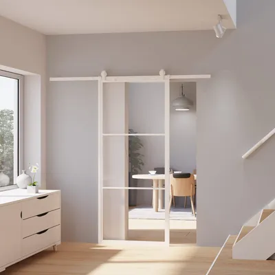weiß gerahmte Glasschiebetür aus Klarglas in modernem, hellem Wohnraum
