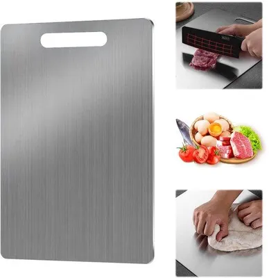 Zdjęcie produktu dla Ibenzoa® Deska do krojenia dwustronna, wykonana ze stali nierdzewnej i tytanu, wymiary 34 x 23 cm – higieniczna, wytrzymała, idealna do kuchni i do użytku podczas wypraw