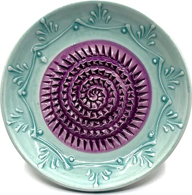 Produktbild von Kaladia Keramik Reibeteller handbemalt in Türkis/Lila - Durchmesser ca. 12cm - spülmaschinengeeignet