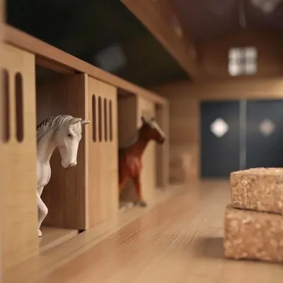 Produktbild von Kids Globe Pferdestall mit 7 Boxen und Weide 1:24