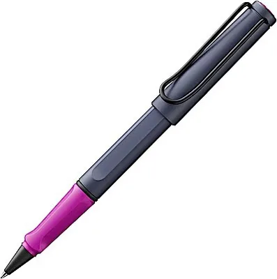 Produktbild von LAMY safari moderner Tintenroller 3D7 aus robustem Kunststoff in pink cliff mit ergonomischem Griff und selbstfederndem Metallclip, inkl. Tintenrollermine M 63 M schwarz