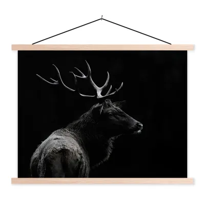 Produktbild von MuchoWow® Textilposter Hirsch - Schwarz - Porträt - Geweih - Tiere 120x90 cm mit holzfarbenen Rahmen - Magnetisch
