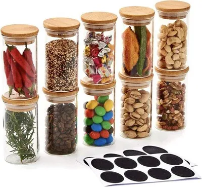 Produktbild von Set aus 10 luftdichten durchsichtigen, gläsernen Kräuterbehältern, mit Bambusdeckeln und Kreidebrettetiketten