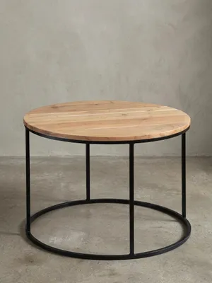 Freigestellter Couchtisch Akazie Massivholz mit schwarzem Metallgestell. Der 60 cm breite runde Sofatisch zeigt sein minimalistisches Industrie-Design auf weißem Hintergrund._#sku_SAFWL5.959#