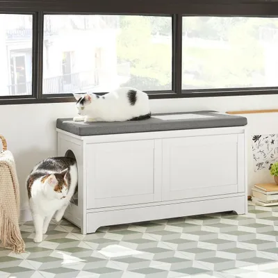 SoBuy Schuhbank Katzenmöbel FSR136-W: Zwei Katzen nutzen die Bank als Ruhe- und Katzentoilettenbereich im Wohnzimmer