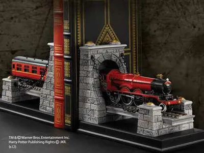 Produktbild von Replica the noble collection harry potter bookends hogwart express in tunnel