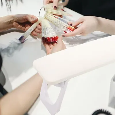 Produktbild von Nagel-Handauflage für die Maniküre aus rutschfestem Kunststoff, leichtes Handkissen zur Entlastung der Handgelenke für zu Hause und das Nagelstudio