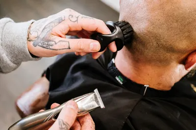 Imagen del producto de Cepillo para barba fabricado con pelo de cerdas naturales al 100%, de color marrón oscuro, ideal para el cuidado de la barba