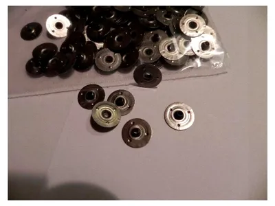 Produktbild von 100 Metallfüße für Dochte zur Kerzenherstellung
