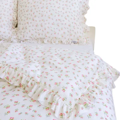 Zdjęcie produktu dla Pościel Muślinowa Z Falbanką Komplet 200X200 Cm Czerwone Kwiatki + 2 Poduszki 70X80 Cm
