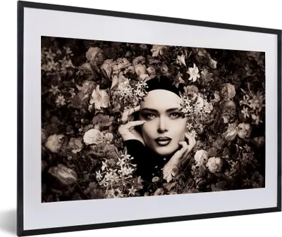 Produktbild von MuchoWow® Gerahmtes Poster Frau - Blumen - Botanisch - Natur 60x40 cm - Poster mit Schwarzem Bilderrahmen Wandposter Rahmen Foto Bilder - Schlafzimmer - Plakat in Rahmen - Drucken