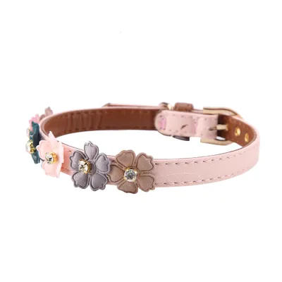 Produktbild von Blumen- und Diamant-Hundehalsband mit verstellbarer Fliege aus Kunstleder für Katzen und Hunde (Rosa, 1,3 x 34 cm)