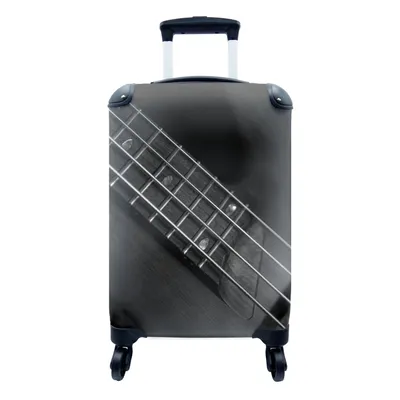 Produktbild von MuchoWow® Koffer Handgepäck Trolley Rollkoffer Kleine Reisekoffer mit 4 Rollen - Eine Bassgitarre mit vier Saiten - schwarz und weiß - Cabin Size < 55x40x23 cm & 55x40x20 cm - Fotokoffer - Kabinenkoffer - Boardgepäck - Reise-Box - Reisekoffer - Reisegepäck - Koffer mit Bild - Trolley für Kinder