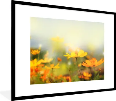 Produktbild von MuchoWow® Gerahmtes Poster Blumen - Landschaft - Gelb 80x60 cm - Poster mit Schwarzem Bilderrahmen Wandposter Rahmen Foto Bilder - Schlafzimmer-Dekorationen - Fotoposter