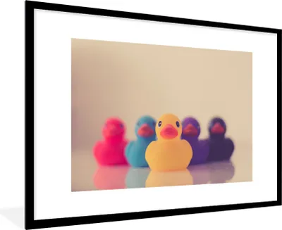 Produktbild von MuchoWow® Gerahmtes Poster Gummi-Enten - Farben 90x60 cm - Poster mit Schwarzem Bilderrahmen Wandposter Rahmen Foto Bilder - Wanddekoration - Fotos