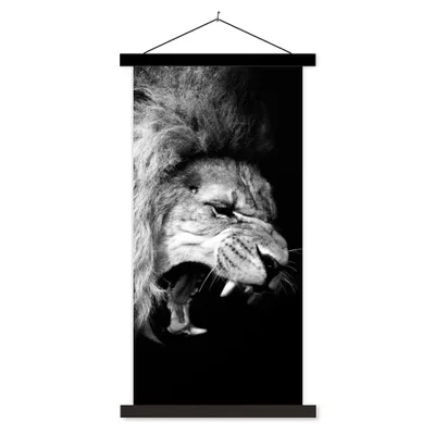 Produktbild von MuchoWow® Textilposter Löwe - Porträt - Schwarz - Weiß - Tiere 40x80 cm mit schwarzem Rahmen - Wandemalerei