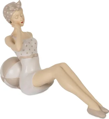 Produktbild von Dekofigur Dame im Retro Badeanzug mit Ball 24 x 8 x 15,5 cm - Vintage Strandfigur sitzend aus Polyresin - Sommerdeko Figur für Wohnzimmer Bad Dekoartikel Frauenfigur
