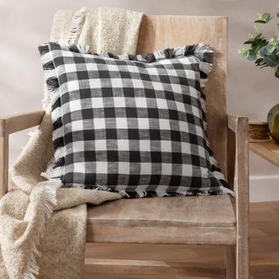 Kariertes Kissen 45x45 cm, Baumwolle, Schwarz mit Fransen