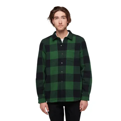M Project Lined Flannel von Black Diamond in grün-schwarz kariert; getragen von einem Mann mit mittellangen Haaren.