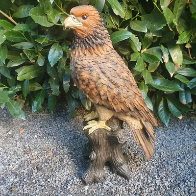 Zdjęcie produktu dla Figurka ogrodowa brązowy orzeł na gałęzi 41 cm