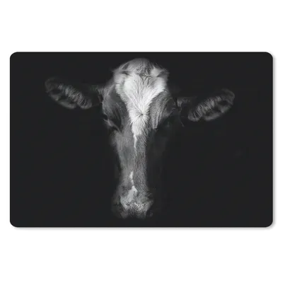 Produktbild von MuchoWow® Schreibtischunterlage Kuh Porträt auf schwarzem Hintergrund in schwarz und weiß 60x40 cm - XXL Mauspad - Großes Mauspad
