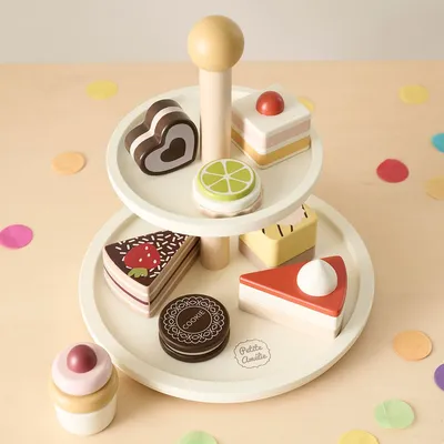 Produktbild von Petite Amélie Etagere aus Holz mit Gebäck Noisette