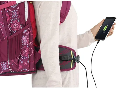 Obrázek produktu pro Pás Coocazoo „TecCheck Berry“, barva: borůvková, integrovaná baterie, USB port pro nabíjení, kapacita 4000 mAh, včetně micro-USB kabelu, ergonomický design, vhodný od 5. třídy